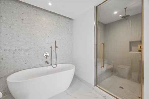 Condo in Miami, Florida, 3 bedrooms  № 2045930 - photo 17