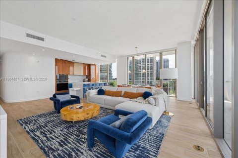 Condo in Miami, Florida, 3 bedrooms  № 2045930 - photo 2