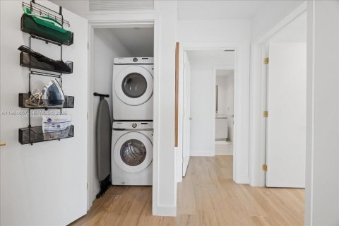 Condo in Miami, Florida, 3 bedrooms  № 2045930 - photo 25