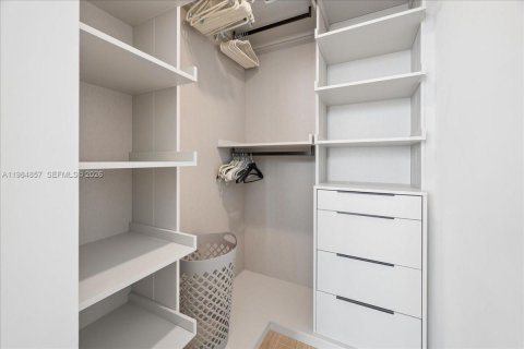 Condo in Miami, Florida, 3 bedrooms  № 2045930 - photo 18