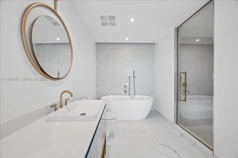 Condo in Miami, Florida, 3 bedrooms  № 2045930 - photo 15
