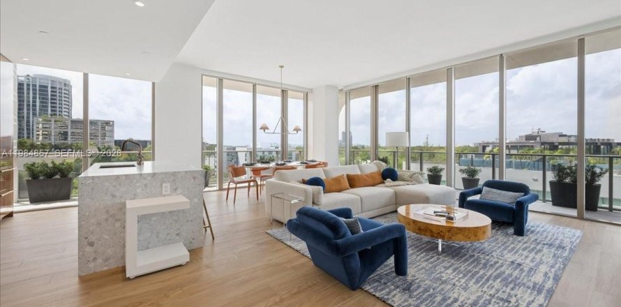 Condo in Miami, Florida, 3 bedrooms  № 2045930