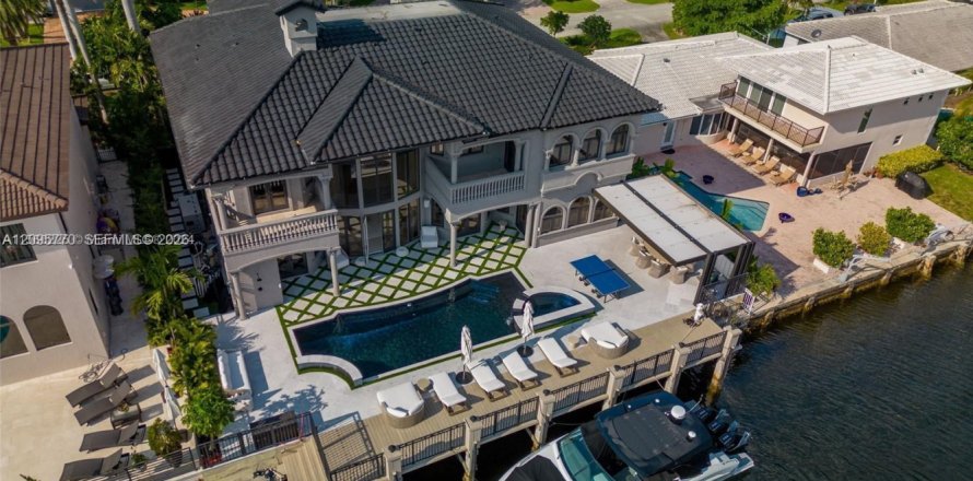 Villa ou maison à North Miami Beach, Floride 6 chambres, 537.9 m2 № 2385066