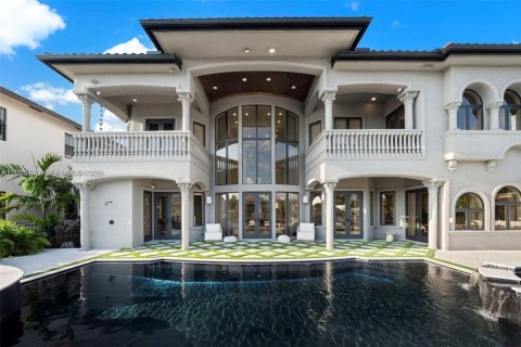 Villa ou maison à louer à North Miami Beach, Floride: 6 chambres, 537.9 m2 № 2385066 - photo 2