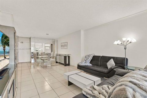 Copropriété à vendre à Sunny Isles Beach, Floride: 1 chambre, 70.79 m2 № 1954555 - photo 4