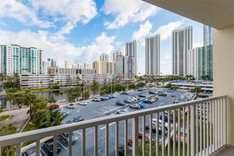 Copropriété à vendre à Sunny Isles Beach, Floride: 1 chambre, 70.79 m2 № 1954555 - photo 18
