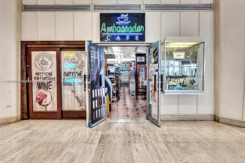 Commercial property in Miami, Florida № 1994175 - photo 1