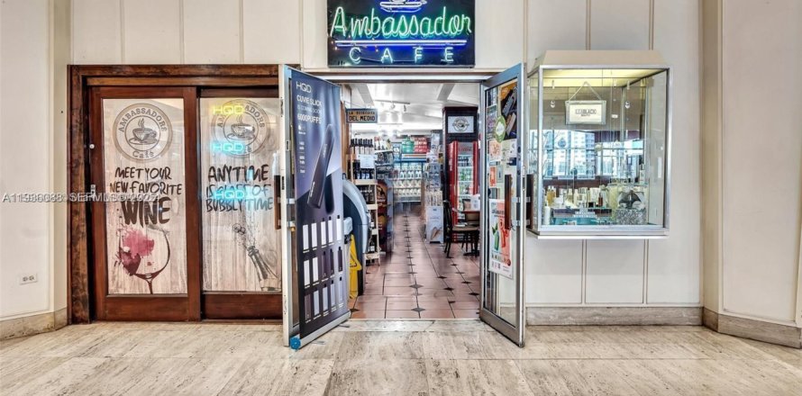 Commercial property in Miami, Florida № 1994175