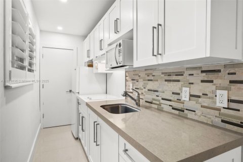 Casa en venta en Miami Beach, Florida, 5 dormitorios, 280.94 m2 № 1928689 - foto 10