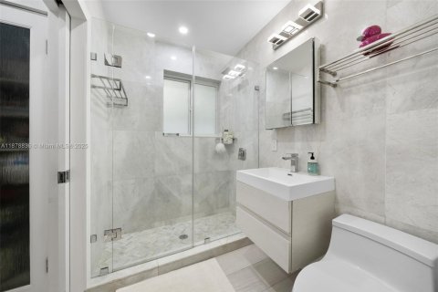 Casa en venta en Miami Beach, Florida, 5 dormitorios, 280.94 m2 № 1928689 - foto 19
