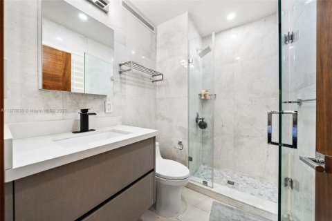 Casa en venta en Miami Beach, Florida, 5 dormitorios, 280.94 m2 № 1928689 - foto 16