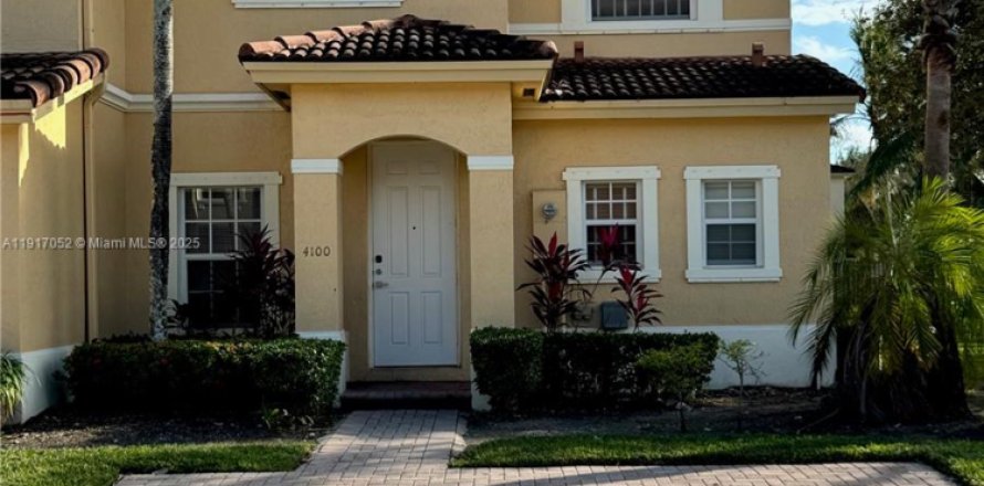 Townhouse in Homestead, Florida 2 bedrooms, 114.64 sq.m. № 1973833