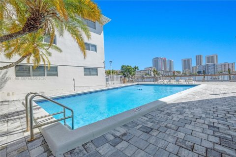 Copropriété à louer à Hallandale Beach, Floride: 2 chambres, 117.06 m2 № 2067153 - photo 26
