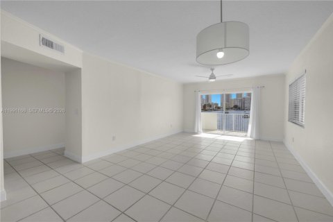 Copropriété à louer à Hallandale Beach, Floride: 2 chambres, 117.06 m2 № 2067153 - photo 2
