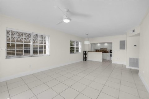 Copropriété à louer à Hallandale Beach, Floride: 2 chambres, 117.06 m2 № 2067153 - photo 3