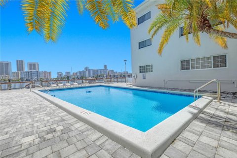Copropriété à louer à Hallandale Beach, Floride: 2 chambres, 117.06 m2 № 2067153 - photo 25