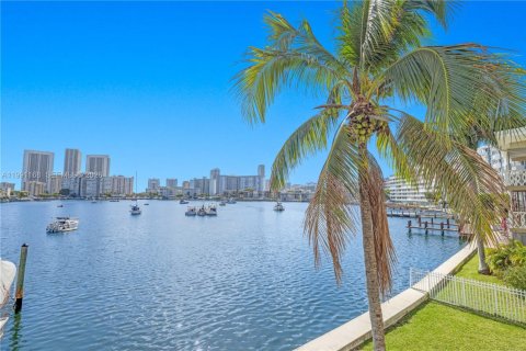 Copropriété à louer à Hallandale Beach, Floride: 2 chambres, 117.06 m2 № 2067153 - photo 29