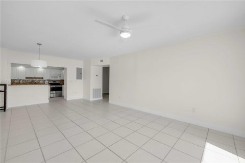 Copropriété à louer à Hallandale Beach, Floride: 2 chambres, 117.06 m2 № 2067153 - photo 4