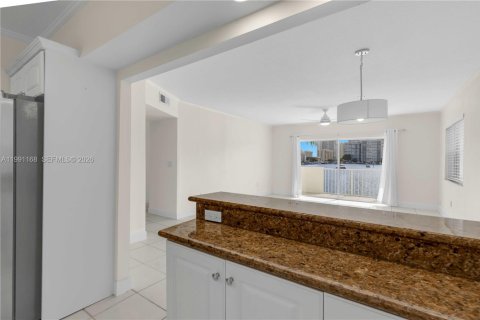 Copropriété à louer à Hallandale Beach, Floride: 2 chambres, 117.06 m2 № 2067153 - photo 7