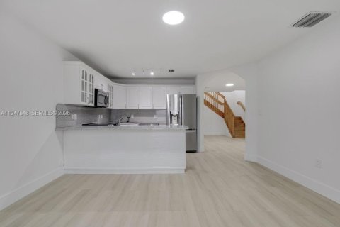 Casa en venta en Miami, Florida, 3 dormitorios, 166.3 m2 № 2003838 - foto 10