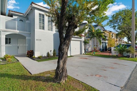 Casa en venta en Miami, Florida, 3 dormitorios, 166.3 m2 № 2003838 - foto 1