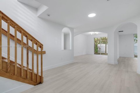 Casa en venta en Miami, Florida, 3 dormitorios, 166.3 m2 № 2003838 - foto 8