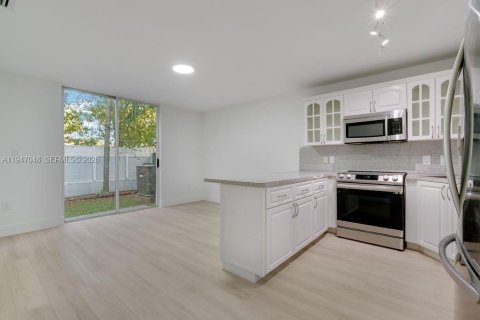 Casa en venta en Miami, Florida, 3 dormitorios, 166.3 m2 № 2003838 - foto 16