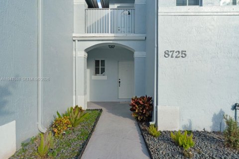 Casa en venta en Miami, Florida, 3 dormitorios, 166.3 m2 № 2003838 - foto 3