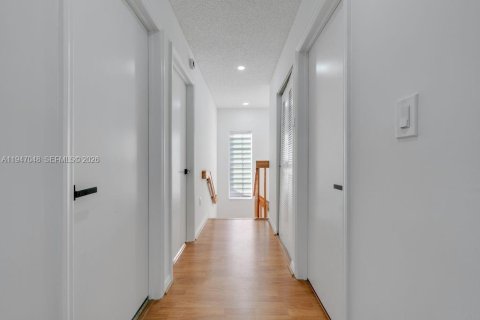 Casa en venta en Miami, Florida, 3 dormitorios, 166.3 m2 № 2003838 - foto 23