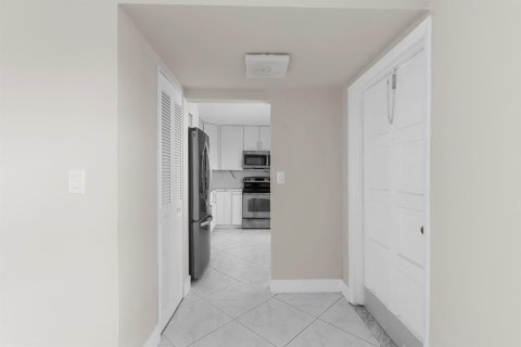 Купить кондоминиум в Лодердейл-Лейкс, Флорида 3 комнаты, 102.38м2, № 2243004 - фото 10