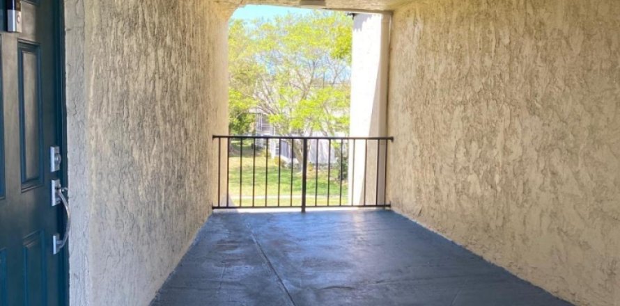 Condo in Tamarac, Florida, 2 bedrooms № 1127988