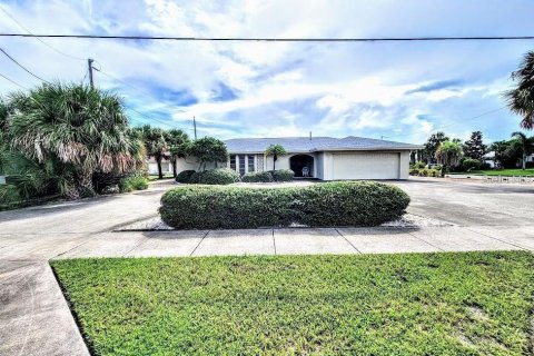 House in Belleair Beach, Florida 3 bedrooms, 214.6 sq.m. № 1749364 - photo 1