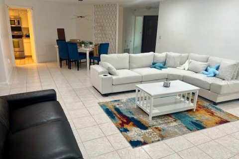 House in Belleair Beach, Florida 3 bedrooms, 214.6 sq.m. № 1749364 - photo 9