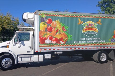 Commercial property in Oakland Park, Florida № 1930538 - photo 1