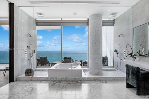 Condominio en venta en Bal Harbour, Florida, 6 dormitorios, 835.47 m2 № 1990534 - foto 17