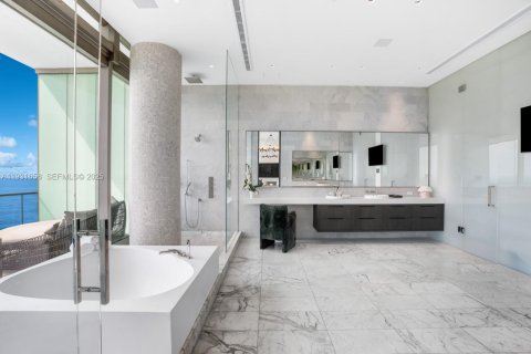 Condominio en venta en Bal Harbour, Florida, 6 dormitorios, 835.47 m2 № 1990534 - foto 19