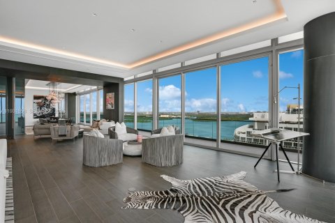 Condominio en venta en Bal Harbour, Florida, 6 dormitorios, 835.47 m2 № 1990534 - foto 27