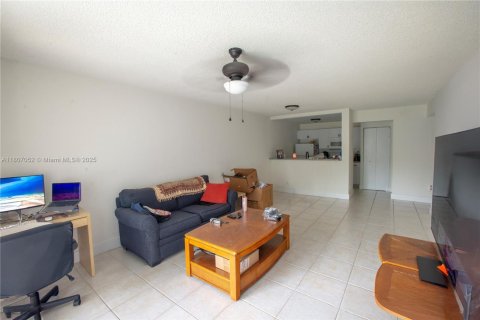 Condo in Pembroke Pines, Florida, 1 bedroom  № 1739645 - photo 4