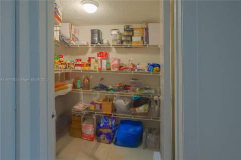 Condo in Pembroke Pines, Florida, 1 bedroom  № 1739645 - photo 12