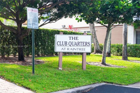 Condo in Pembroke Pines, Florida, 1 bedroom  № 1739645 - photo 1