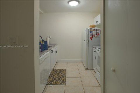 Condo in Pembroke Pines, Florida, 1 bedroom  № 1739645 - photo 11