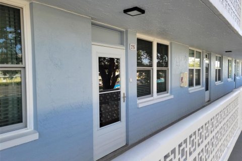 Condo in Saint Petersburg, Florida, 2 bedrooms  № 1411209 - photo 1