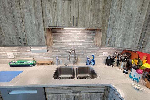 Condo in Saint Petersburg, Florida, 2 bedrooms  № 1411209 - photo 11