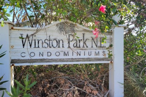 Condo in Saint Petersburg, Florida, 2 bedrooms  № 1411209 - photo 2
