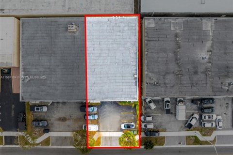 Commercial property in Hialeah, Florida № 1186187 - photo 1