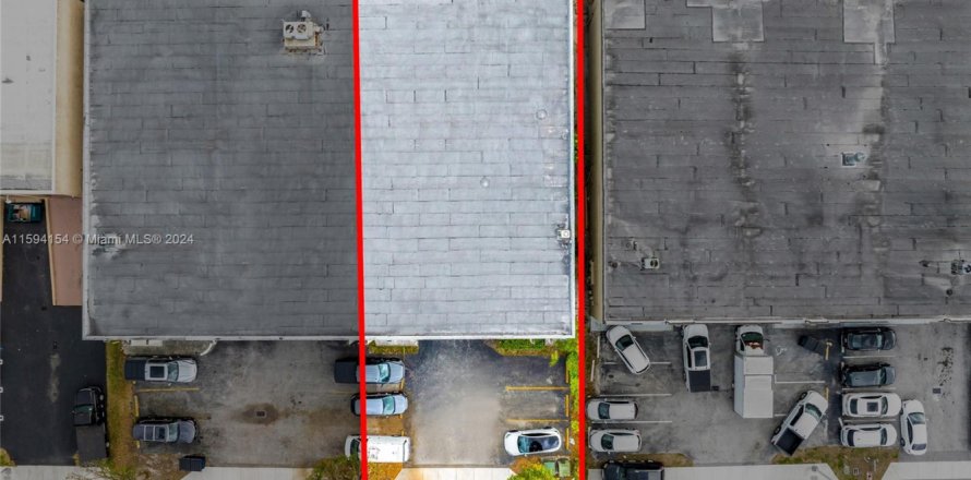 Commercial property in Hialeah, Florida № 1186187