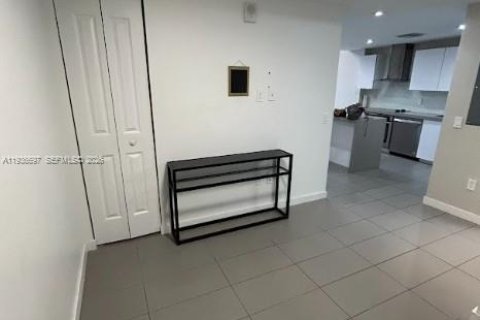 Condominio en venta en Miami, Florida, 1 dormitorio, 80.36 m2 № 2002995 - foto 2