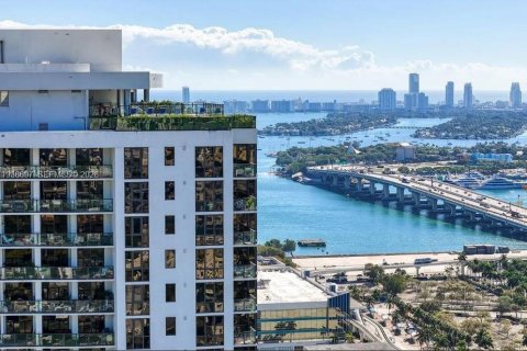 Condominio en venta en Miami, Florida, 1 dormitorio, 80.36 m2 № 2002995 - foto 1