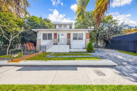 Propiedad comercial en Miami, Florida 181.16 m2 № 2030374