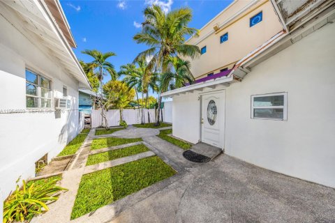 Propiedad comercial en venta en Miami, Florida, 181.16 m2 № 2030374 - foto 12